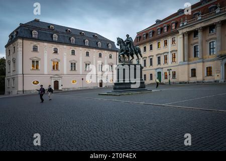 Weimar im Bundesland Thüringen Platz der Demokratie mit der Herzogin Anna Amalia Bibliothek sowie der Hochschule für Musik Franz Liszt - 06.10.2023 Weimar *** Weimar dans l'État fédéral de Thuringe place de la démocratie avec la Bibliothèque de la Duchesse Anna Amalia et l'École de musique Franz Liszt 06 10 2023 Weimar crédit : Imago/Alamy Live News Banque D'Images