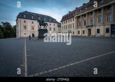 Weimar im Bundesland Thüringen Platz der Demokratie mit der Herzogin Anna Amalia Bibliothek sowie der Hochschule für Musik Franz Liszt - 06.10.2023 Weimar *** Weimar dans l'État fédéral de Thuringe place de la démocratie avec la Bibliothèque de la Duchesse Anna Amalia et l'École de musique Franz Liszt 06 10 2023 Weimar crédit : Imago/Alamy Live News Banque D'Images