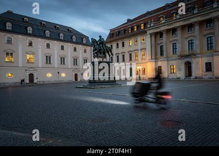 Weimar im Bundesland Thüringen Platz der Demokratie mit der Herzogin Anna Amalia Bibliothek sowie der Hochschule für Musik Franz Liszt - 06.10.2023 Weimar *** Weimar dans l'État fédéral de Thuringe place de la démocratie avec la Bibliothèque de la Duchesse Anna Amalia et l'École de musique Franz Liszt 06 10 2023 Weimar crédit : Imago/Alamy Live News Banque D'Images