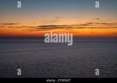 Espectaculares colores del atardecer en el cielo y el mar desde un crucero, Noruega Banque D'Images