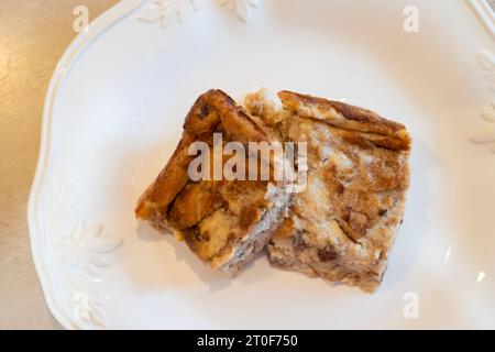 Pudding au pain fait avec du pain cannelle aux raisins secs, des œufs, du sucre et du lait, puis cuit au four. Souvent surmonté d'une sauce. ÉTATS-UNIS. Banque D'Images