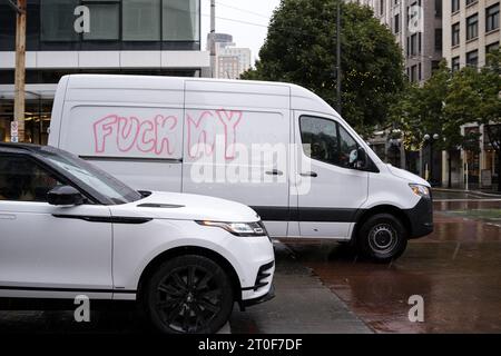 Seattle, États-Unis. 26 septembre 2023. Un message désobligeant sur New York dans un van à Seattle. Banque D'Images