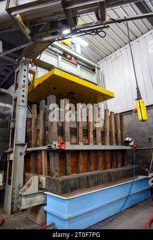 Presse pour la fabrication de cidre naturel traditionnel Asturien fait à partir de pommes fermentées en fûts de bois pendant plusieurs mois devrait être versé à partir de Great hei Banque D'Images