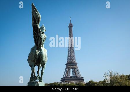 Une sculpture de Jeanne d'Arc et de la Tour Eiffel sont vues à Paris. Banque D'Images