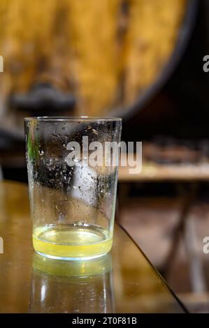 Dégustation de cidre naturel traditionnel des Asturies fait de pommes fermentées en fûts pendant plusieurs mois devrait être versé de grande hauteur, permettant lo Banque D'Images