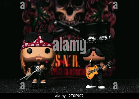 Figurines Funko POP vinyle d'Axl Rose et Slash du groupe de hard rock américain Guns N' Roses devant l'affiche de Guns N' Roses. Éditorial illustratif o Banque D'Images