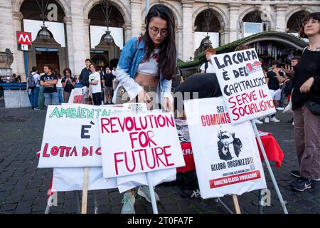 Rome, Italie. 6 octobre 2023. Une fille saisit un panneau alors que 5000 élèves en grève scolaire sautent la classe pour participer à la marche climatique « Fridays for future » dans les rues de Rome. (Image de crédit : © Marco Di Gianvito/ZUMA Press Wire) USAGE ÉDITORIAL SEULEMENT! Non destiné à UN USAGE commercial ! Banque D'Images