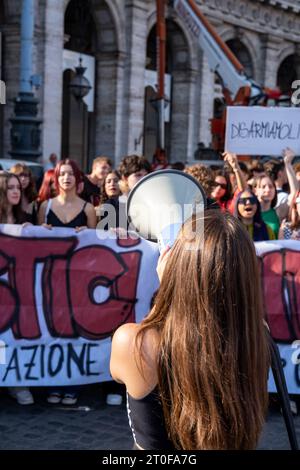 Rome, Italie. 6 octobre 2023. 5000 étudiants en grève scolaire pour la marche climatique "Fridays for future" dans les rues de Rome. (Image de crédit : © Marco Di Gianvito/ZUMA Press Wire) USAGE ÉDITORIAL SEULEMENT! Non destiné à UN USAGE commercial ! Banque D'Images