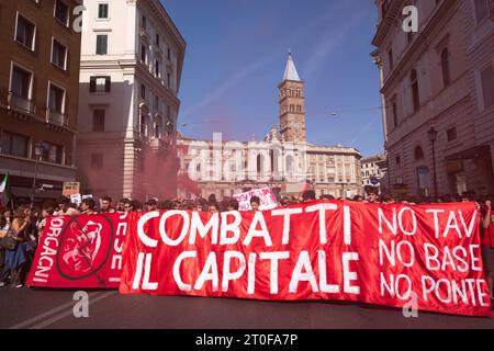 Rome, Italie. 6 octobre 2023. 5000 étudiants en grève scolaire pour le vendredi pour la future marche climatique dans les rues de Rome. (Image de crédit : © Marco Di Gianvito/ZUMA Press Wire) USAGE ÉDITORIAL SEULEMENT! Non destiné à UN USAGE commercial ! Banque D'Images
