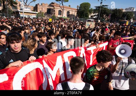 Rome, Italie. 6 octobre 2023. 5000 élèves en grève scolaire sautent les cours pour rejoindre les vendredis pour la future marche sur le climat dans les rues de Rome. (Image de crédit : © Marco Di Gianvito/ZUMA Press Wire) USAGE ÉDITORIAL SEULEMENT! Non destiné à UN USAGE commercial ! Banque D'Images