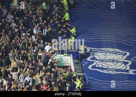 Birmingham, Royaume-Uni. 06 octobre 2023. Les fans de West Bromwich Albion célèbrent l'objectif de leur équipe de faire 0-1 lors du Sky Bet Championship Match Birmingham City vs West Bromwich Albion à St Andrews, Birmingham, Royaume-Uni, le 6 octobre 2023 (photo de Gareth Evans/News Images) à Birmingham, Royaume-Uni le 10/6/2023. (Photo Gareth Evans/News Images/Sipa USA) crédit : SIPA USA/Alamy Live News Banque D'Images