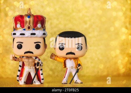 Funko POP vinyle figures de Freddie Mercury chanteur du groupe musical britannique Queen sur fond doré. Editorial illustratif de Funko Pop ac Banque D'Images