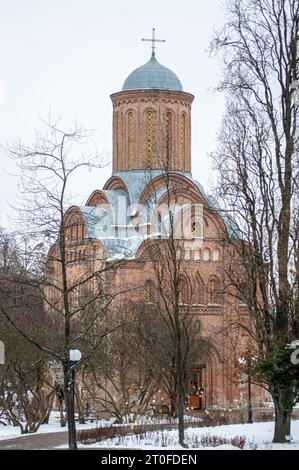 CHERNIHIV, UKRAINE - 27 DÉCEMBRE 2021 : Marche dans le centre-ville historique avec de nombreuses églises et monastères à Chernihiv, Ukraine le 27 décembre 202 Banque D'Images