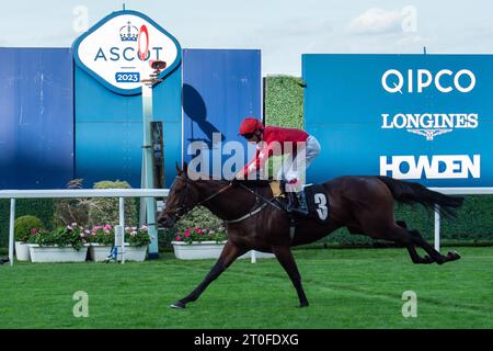 Ascot, Berkshire, Royaume-Uni. 6 octobre 2023. Horse Hampden Park monté par le jockey Oisin Murphy remporte les Heros novice Stakes à l'hippodrome d'Ascot lors du meeting Autumn Racing Friday. Propriétaire Sir Alex Ferguson. Entraîneur Andrew Balding. Éleveur Sir Alex Ferguson. Crédit : Maureen McLean/Alamy Live News Banque D'Images