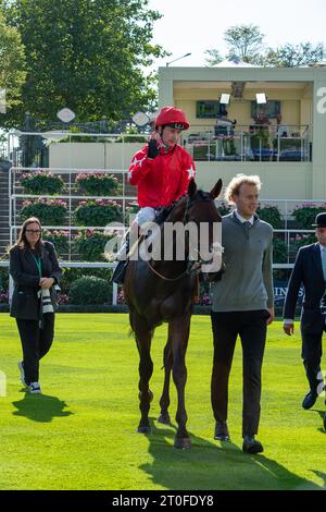 Ascot, Berkshire, Royaume-Uni. 6 octobre 2023. Horse Hampden Park monté par le jockey Oisin Murphy remporte les Heros novice Stakes à l'hippodrome d'Ascot lors du meeting Autumn Racing Friday. Propriétaire Sir Alex Ferguson. Entraîneur Andrew Balding. Éleveur Sir Alex Ferguson. Crédit : Maureen McLean/Alamy Live News Banque D'Images