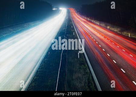 Longues traces de lumière de voitures dans une autoroute du Danemark - Copenhague Banque D'Images