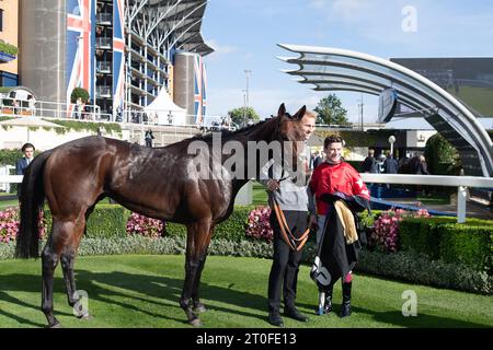 Ascot, Berkshire, Royaume-Uni. 6 octobre 2023. Horse Hampden Park monté par le jockey Oisin Murphy remporte les Heros novice Stakes à l'hippodrome d'Ascot lors du meeting Autumn Racing Friday. Propriétaire Sir Alex Ferguson. Entraîneur Andrew Balding. Éleveur Sir Alex Ferguson. Crédit : Maureen McLean/Alamy Live News Banque D'Images