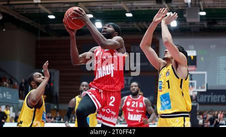 Wuerzburg, Deutschland. 06 octobre 2023. 06.10.2023, basket-ball, BBL, Wuerzburg baskets - MHP Riesen Ludwigsburg, Wuerzburg, Tectake Arena. Bild : v. li. Desure Buie (MHP RIESEN, 7), Bazoumana Kone (Wuerzburg baskets, 2) et Jonathan Baehre (MHP RIESEN, 1) crédit : dpa/Alamy Live News Banque D'Images