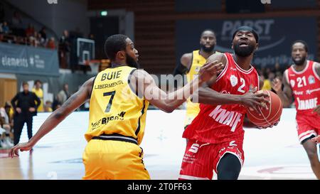 Wuerzburg, Deutschland. 06 octobre 2023. 06.10.2023, basket-ball, BBL, Wuerzburg baskets - MHP Riesen Ludwigsburg, Wuerzburg, Tectake Arena. Bild : v. li. Desure Buie (MHP RIESEN, 7) und Bazoumana Kone (Wuerzburg baskets, 2) crédit : dpa/Alamy Live News Banque D'Images