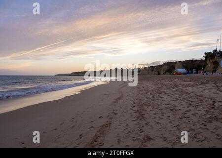 Coucher de soleil sur la belle plage de Praia de Armacao de Pera, Silves en Algarve Portugal Banque D'Images