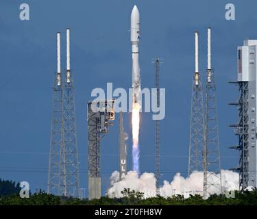 La fusée Atlas V de la United Launch Alliance lance des satellites jumeaux du projet Amazon Kuiper depuis le complexe 41 à la Station spatiale de Cape Canaveral le vendredi 6 octobre 2023. Project Kuiper fournira des communications à large bande pour le réseau Amazon. Photo de Joe Marino/UPI crédit : UPI/Alamy Live News Banque D'Images