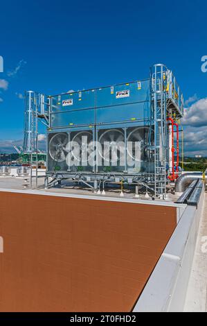 Un grand condenseur de réfrigération industriel commercial avec 4 ventilateurs apparaissant sur le toit d'une installation d'entreposage frigorifique. Banque D'Images