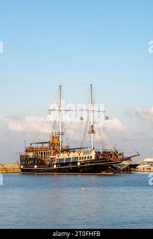 bateau touristique sous la forme d'un galion historique à l'ancienne ou bateau pirate dans le port de la ville de zante sur l'île grecque de zakynthos. Banque D'Images