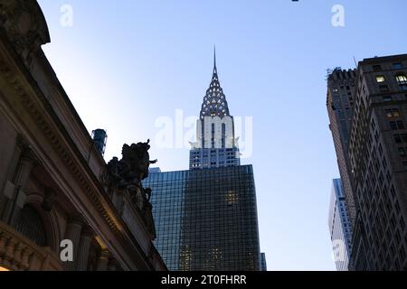 Vue sur la 42nd Street, une des principales rues croisées du quartier New-yorkais de Manhattan, qui abrite certains des monuments les plus connus de New York Banque D'Images