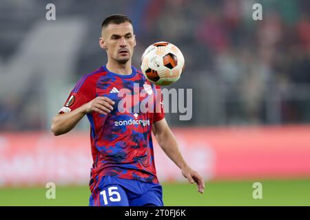 Sosnowiec, Pologne. 05 octobre 2023. Adnan Kovacevic de Rakow Czestochowa vu en action lors du match de football UEFA Europa League 2023/2024 entre Rakow Czestochowa et Sturm Graz à ArcelorMittal Park. Score final ; Rakow Czestochowa 0:1 Sturm Graz. (Photo Grzegorz Wajda/SOPA Images/Sipa USA) crédit : SIPA USA/Alamy Live News Banque D'Images