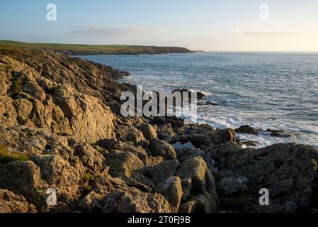 Belle côte de plages de sable près de Rhosneigr sur la côte ouest d'Anglesey, au nord du pays de Galles. Banque D'Images