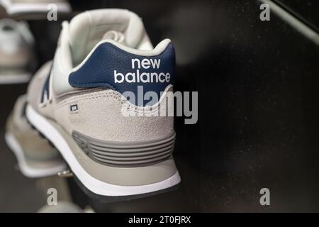Logo New Balance à l'arrière des baskets. Minsk, Biélorussie, 3 octobre 2023 Banque D'Images