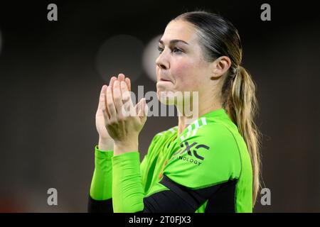 Leigh, Royaume-Uni. 6 octobre 2023. Mary Earps de Manchester United Women applaudit les fans à domicile après lors du match de la Barclays FA Women's Super League à Leigh Sports Village, Leigh. Le crédit photo devrait se lire : Ben Roberts/Sportimage crédit : Sportimage Ltd/Alamy Live News Banque D'Images