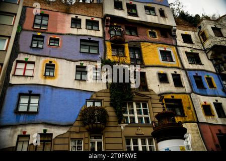 Hundertwasserhaus expressionniste à Vienne, Autriche. Banque D'Images