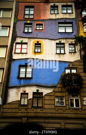 Hundertwasserhaus expressionniste à Vienne, Autriche. Banque D'Images