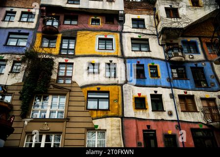 Hundertwasserhaus expressionniste à Vienne, Autriche. Banque D'Images