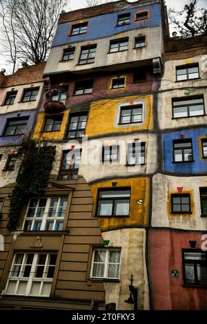 Hundertwasserhaus expressionniste à Vienne, Autriche. Banque D'Images