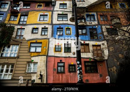 Hundertwasserhaus expressionniste à Vienne, Autriche. Banque D'Images