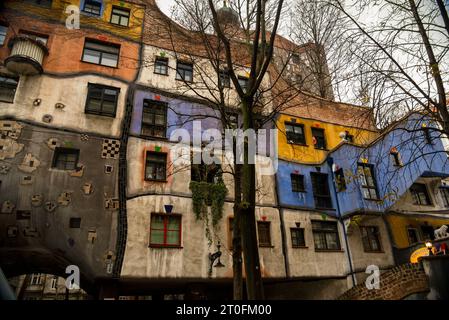 Hundertwasserhaus expressionniste à Vienne, Autriche. Banque D'Images