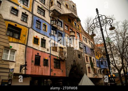 Hundertwasserhaus expressionniste à Vienne, Autriche. Banque D'Images