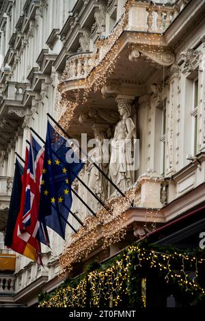 Célèbre pour le Sachertorte, l'élégante façade de l'Hôtel et café Sacher à Vienne, en Autriche. Banque D'Images