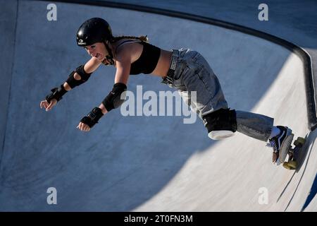 Lido Di Ostia, Rome, ITA. 06 octobre 2023. Daniela Terol, d'Espagne, participe aux quarts de finale du Championnat du monde féminin de Skateboarding Park 2023, une épreuve de qualification pour les Jeux Olympiques de Paris, au Spot Skatepark à Lido di Ostia, Rome, Italie, le 6 octobre 2023. Daniela Terol s'est classée 28e. Crédit : Insidefoto di andrea staccioli/Alamy Live News Banque D'Images