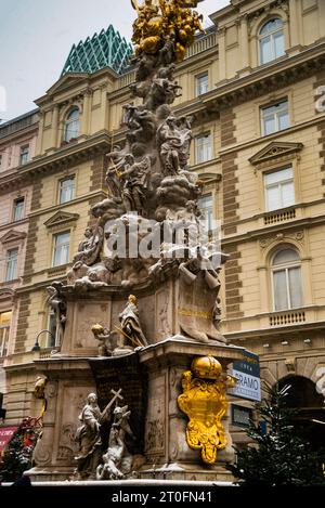 Colonne de peste baroque sous une couche de neige à Vienne, Autriche. Banque D'Images