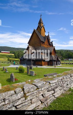 Norvège, Municipalité de Notodden, Heddal - 07 juillet 2023 : l'église Heddal Stave a trois tours et est un Trésor culturel national de la Norvège. Banque D'Images