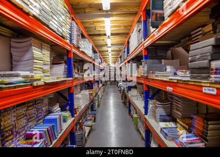 étagères robustes dans un entrepôt rempli de livres et de jantes en papier pour l'école et les fournitures fixes, retour à l'école Banque D'Images