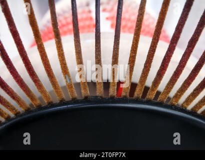 Barres chauffantes corrodées provenant d'un petit radiateur infrarouge. Éléments de cap poilus et rouillés. Concept pour le danger de chauffage dangereux en saison hivernale. Réparer ou Banque D'Images