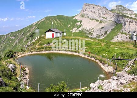 Belle vue de Berneuse au-dessus de la station balnéaire de Leysin, Suisse avec un petit lac et Tour d'ai et Tour de Mayen spectaculaires, une partie de Vaud Alp Banque D'Images