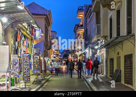 Scène nocturne le long de l'une des vieilles rues du quartier de Plaka au pied de l'Acropole en Grèce. Banque D'Images