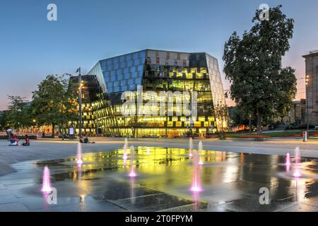 Scène nocturne de la Bibliothèque universitaire de Fribourg, reconstruite en 2015, située à Freiburg im Breisgau, Allemagne Banque D'Images