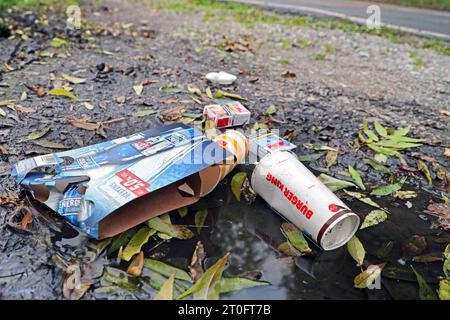 Verpackungsmüll in der Stadt Pappverpackungen, Getränkebecher und leere Zigarettenschachteln liegen achtlos weggeworfen am Rand einer Straße. *** Déchets d'emballage dans la ville les emballages en carton, les tasses à boisson et les paquets de cigarettes vides sont négligemment jetés au bord d'une rue crédit : Imago/Alamy Live News Banque D'Images