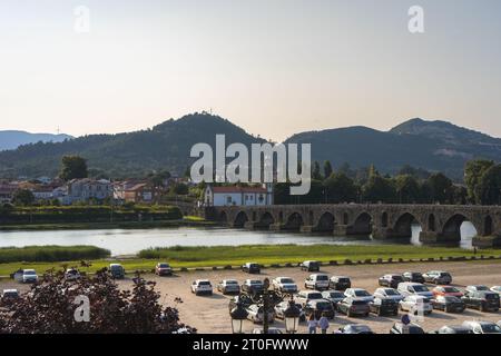 Place de parking dans le centre de Ponte de Lima, Portugal. Juli 20 2023. Banque D'Images